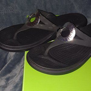 SANRAH BEVELED CIRCLE WEDGE FLIP (BLACK/BLACK) WOMEN'S WEDGE SHOES